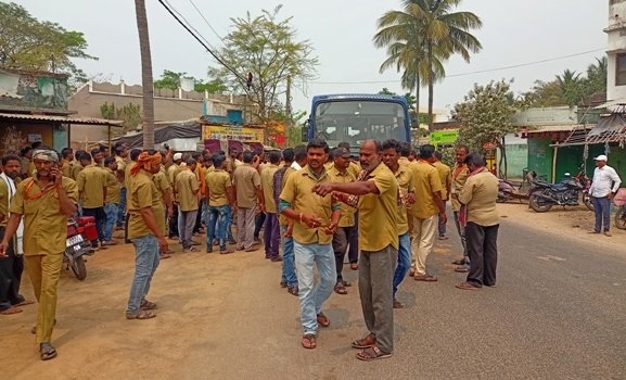 ୧୦ ଦଫା ଦାବି ନେଇ ରାଜାରାସ୍ତା କୁ ଓଲାଇଲା ଡ୍ରାଇଭର ସଂଘ୍