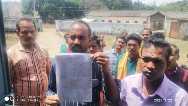 ସେନାପଡି ପ୍ରାଥମିକ ବିଦ୍ୟାଳୟ ମଧ୍ୟାହ୍ନ ଭୋଜନ ଓ ଅନୁଦାନ ବନ୍ଦ ଏହାକୁ ନେଇ ଗ୍ରାମବାସୀ ଓ ଅଭିଭାବକ ବିଇଓଙ୍କ ପାଖରେ ଫେରାଦ