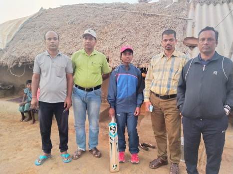 ବାପା ମା ଛେଉଣ୍ଡ କ୍ରିକେଟ ଖେଳାଳୀକୁ ଆର.ସି.ଭି.ଏ ପକ୍ଷରୁ ସହାୟତା