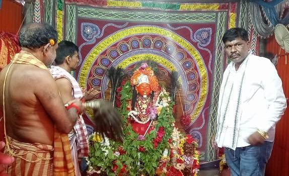 ବାପ ଘରେ ମାଁ ବ୍ରାହ୍ମଣ ଦେବୀ: ମୃଣ୍ମୟୀ ପ୍ରତିମା ପୂର୍ଣ୍ଣାଙ୍ଗ ରୂପ ଦେଖିବାକୁ ଶ୍ରଦ୍ଧାଳୁଙ୍କ ଭିଡ