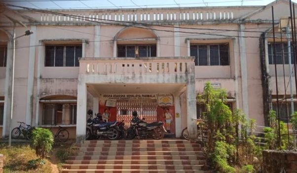 ସରକାରଙ୍କ ନିର୍ଦେଶକୁ ବେଖାତିରି କରି ସରକାରୀ ଆଦର୍ଶ ସ୍କୁଲ ବିଜ୍ଞାନ ଶିକ୍ଷକ କରୁଛନ୍ତି ଟ୍ୟୁସନ୍