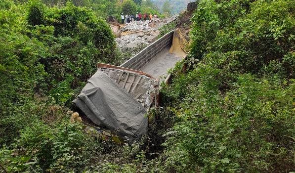 ବିପଦପୁର୍ଣ ଘାଟିର ୨ ଶହ ଫୁଟ ତଳକୁ ଖସିଲା ଟ୍ରକ