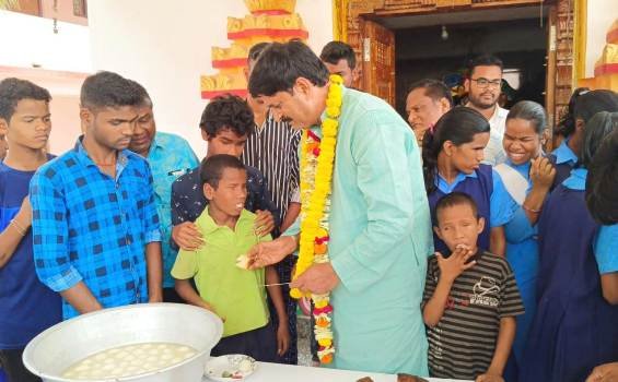 ବୃଦ୍ଧବୃଦ୍ଧା ଙ୍କ ଗହଣରେ ଜନ୍ମଦିନ ପାଳିଲେ ମନ୍ତ୍ରୀ ସମୀର ଦାଶ