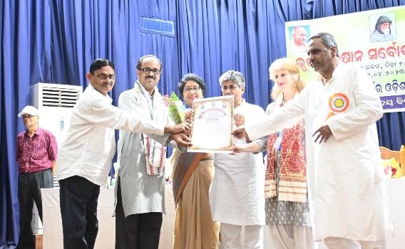 କନ୍ଧମାଳର ସମାଜସେବୀ ଅଶୋକ ପରିଡା ଜୟଦେବ ଭବନରେ ସର୍ବୋଦୟ ସମ୍ମାନରେ ସମ୍ବର୍ଦ୍ଧିତ