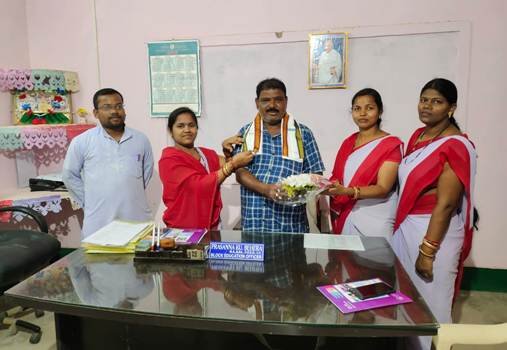ନୂତନ ଶିକ୍ଷାବର୍ଷ ନିମନ୍ତେ ଗୋଷ୍ଠୀ ଶିକ୍ଷା ଅଧିକାରୀଙ୍କୁ ସାକ୍ଷାତ୍ କଲେ  ବିବେକାନନ୍ଦ ଶିଶୁ ଶିକ୍ଷା ପ୍ରତିଷ୍ଠାନର ଗୁରୁଜୀ ଗୁରୁମା