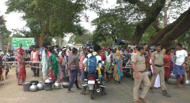 ପୋଡାଅସ୍ତିଆ ଗ୍ରାମରେ ବର୍ଷ ବର୍ଷ ଧରି ପିଇବା ପାଣି ସମସ୍ୟା କୁ ନେଇ ଗ୍ରାମବାସୀଙ୍କ ରାସ୍ତାରୋକ