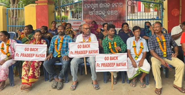 କେଥଲିକ ଚର୍ଚ୍ଚର ଫାଟକ ସମ୍ମୁଖରେ ଫାଦରଙ୍କ ବିରୋଧରେ ଧାରଣା