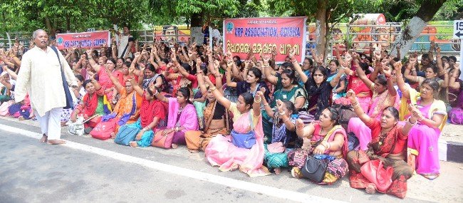 ବିଧାନସଭା ସମ୍ମୁଖରେ ଭି.ଆର.ପି ଆସୋସିଏସନ ଓଡ଼ିଶା ତରଫରୁ ଧାରଣା