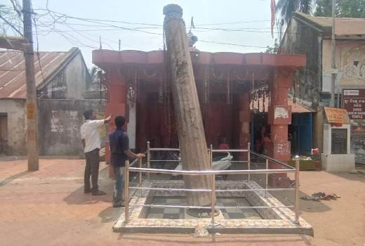ଟ୍ରକ ଧକ୍କାରେ ଭାଙ୍ଗିଲା ବିରଞ୍ଚି ନାରାୟଣ ମନ୍ଦିରର ଅରୁଣ ସ୍ତମ୍ଭ