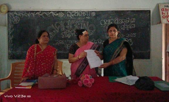 ପ୍ରଧାନ ଶିକ୍ଷୟିତ୍ରୀଙ୍କୁ ଅବସରକାଳୀନ ବିଦାୟ ସମ୍ବର୍ଦ୍ଧନା ପ୍ରଦାନ