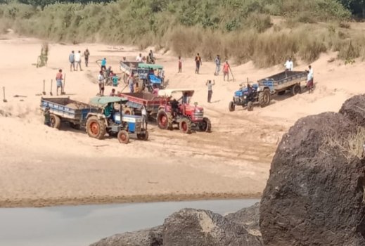 ଆମ୍ବୋ ଘାଟରୁ ବେଆଇନି ବାଲି ଚାଲାଣ, ରୋକ ଲଗାଇ ପାରୁନି ପ୍ରଶାସନ