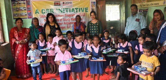 ଓଏମସି ପକ୍ଷରୁ ଅଙ୍ଗନବାଡି ଛାତ୍ରଛାତ୍ରୀଙ୍କୁ ଶିକ୍ଷଣ ସାମଗ୍ରୀ ବଣ୍ଟନ