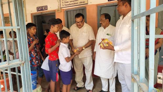 ବିଜୁବାବୁଙ୍କ ଶ୍ରାଦ୍ଧ ଦିବସରେ ବିଜେଡି ପକ୍ଷରୁ ଫଳ ବଣ୍ଟନ