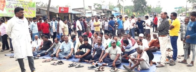ଟ୍ରକ ଧକ୍କାରେ ଫଳ ବ୍ୟବସାୟୀ ମୃତ: କ୍ଷତିପୂରଣ ଦାବୀରେ ସ୍ଥାନୀୟଲୋକଙ୍କ ରାସ୍ତାରୋକ