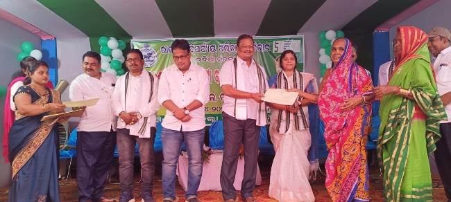 ଶ୍ରମ ମନ୍ତ୍ରୀଙ୍କ ଦ୍ୱାରା ବୁଗୁଡାରେ ୧୨୦୮ ଜଣଙ୍କୁ ପଟ୍ଟା ବଣ୍ଟନ