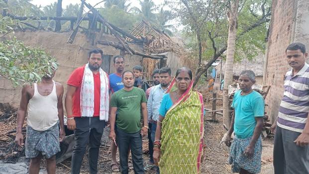 ଅଗ୍ନି ବିପନ୍ନ ପରିବାରକୁ ସହାୟତାର ହାତ ବଢ଼ାଇଲା ସାନଭୀ ସେବା ଟ୍ରଷ୍ଟ