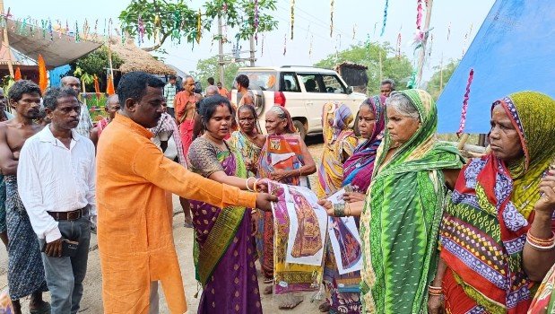 ଓଡିଆ ନବବର୍ଷ ଓ ବାବା ସାହେବ ଆମ୍ବେଦକରଙ୍କ ଜୟନ୍ତୀରେ ବସ୍ତ୍ର ଓ ଅନ୍ନପ୍ରସାଦ ବଣ୍ଟନ