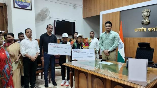 ଦୃଷ୍ଟିବାଧିତ ମହିଳା କ୍ରିକେଟରଙ୍କୁ ସମ୍ବର୍ଦ୍ଧନା