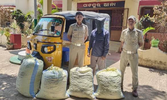 ବେଆଇନ ଗଞ୍ଜେଇ ଚାଲଣ ବେଳେ୪ ବସ୍ତା ଗଞ୍ଜେଇ ଜବତ