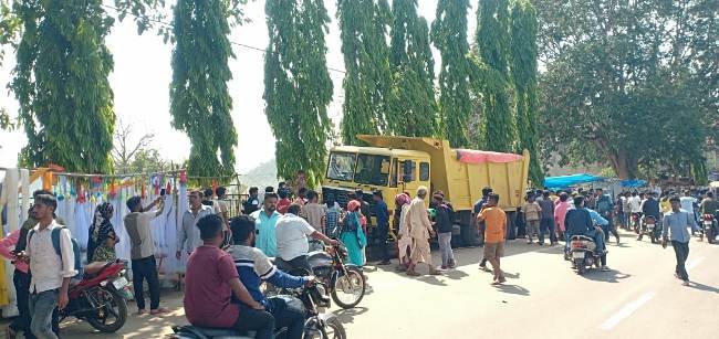 ଭାରସାମ୍ୟ ହରାଇ ଡ୍ରେନ ଉପରେ ଚଢିଗଲା ହାଇୱା