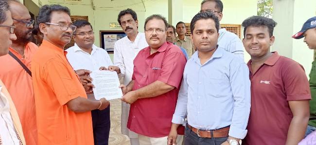 ବଜରଙ୍ଗ ଦଳ ପକ୍ଷରୁ ରାଜ୍ୟପାଳଙ୍କ ଉଦ୍ଦେଶ୍ୟରେ ଦାବିପତ୍ର ପ୍ରଦାନ