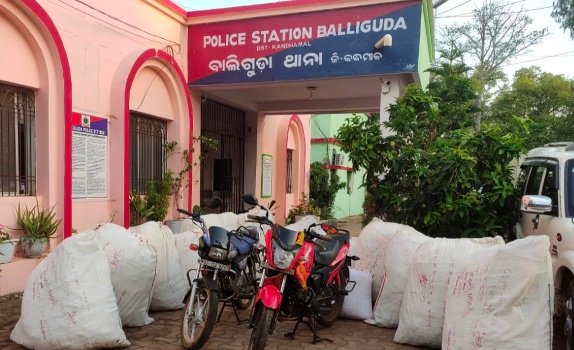 ଦୁଇଟି ମଟର ସାଇକେଲ ସହ ଗଞ୍ଜେଇ ଚାଲାଣ ବେଳେ ଜବତ