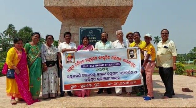‘ଉତ୍କଳମଣି’ଙ୍କ ଜନ୍ମପୀଠ ପରିରଦର୍ଶନ କଲେ ମଧୁସୂଦନ ସାଂସ୍କୃତକ ପରିଷଦ ସଦସ୍ୟ