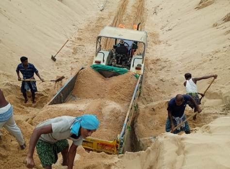 ନୁଆଗାଁ ବାଲିଘାଟରୁ ବେଆଇନ ବାଲି ଚୋରା ଚାଲାଣ ଘଟଣାରେ ରୋକ ଲଗାଇ ପାରୁନି ପ୍ରଶାସନ