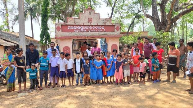 ସ୍କୁଲ ଉଠିଯିବା ପ୍ରତିବାଦରେ ଅନୁଧ୍ୟାନକାରୀ ଦଳକୁ ନିବେଦନ କଲେ ଛାତ୍ରଛାତ୍ରୀ ଓ ଅଭିଭାବକ