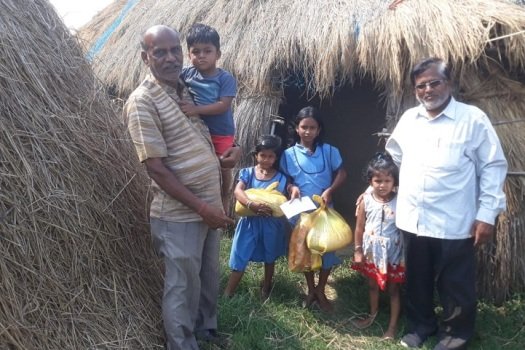 ଟ୍ରଷ୍ଟ ସହାୟତାର ହାତ ବଢାଇଲା ଅନାଥ ପିଲାଙ୍କୁ