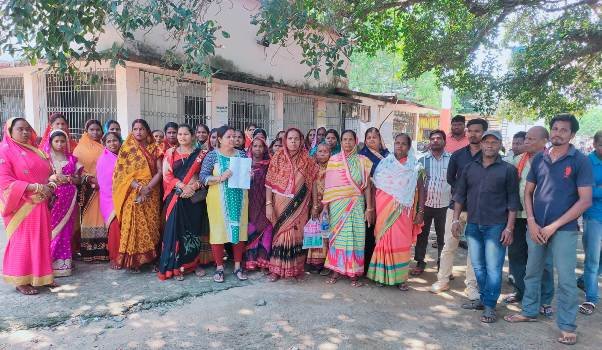 ଶିକ୍ଷୟିତ୍ରୀଙ୍କ ବଦଳି ଆଦେଶ ପ୍ରତ୍ୟାହାର ପାଇଁ ଗ୍ରାମବାସୀଙ୍କ ଦାବି