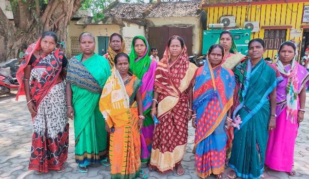 ଚୋରା ମଦ ଦୋକାନ ଉଚ୍ଛେଦ ଦାବି କଲେ ମହିଳା