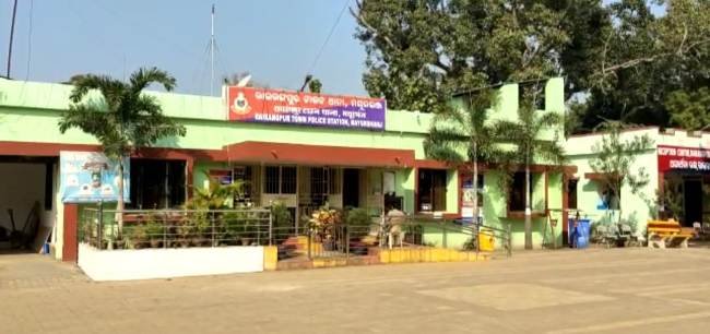 ନବଜାତ ଶିଶୁପୁତ୍ର ଅଲୋଡା ଶିଶୁର ମୃତଦେହକୁ ଝୁଣୁଥିବା କୁକୁର ମୁହଁରୁ ଗ୍ରାମବାସୀଙ୍କ ଦ୍ବାରା ଉଦ୍ଧାର