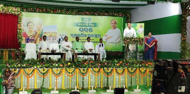 କଳାହାଣ୍ଡି ତୃତୀୟ ପର୍ଯ୍ୟାୟ ରେ ସାମିଲ ହେଲା ୧୧୫ ଉଚ୍ଚ ବିଦ୍ୟାଳୟ ଆଭସି ମାଧ୍ୟମରେ ଲୋକାର୍ପଣ କଲେ ମୁଖ୍ୟମନ୍ତ୍ରୀ
