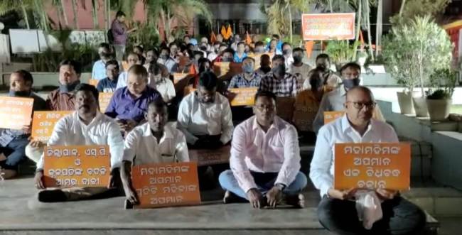 ରାଇରଙ୍ଗପୁରରେ ରାଷ୍ଟ୍ରପତିଙ୍କୁ ଅସମ୍ମାନ ଘଟଣାରେ ବାମନଘାଟୀ ନାଗରିକ ମଂଚ ତରଫରୁ ଗାନ୍ଧୀ ପ୍ରତିମୂର୍ତ୍ତିରେ ମୌନବ୍ରତ ପ୍ରତିବାଦ