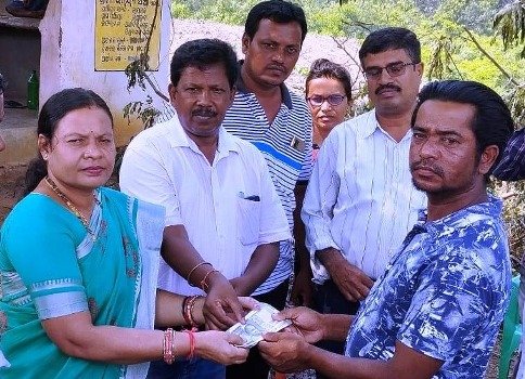 ତାମିଲନାଡୁରେ ମୃତ ଶ୍ରମିକଙ୍କ ଶବ ଆଣିବା ପାଇଁ ଦାଦନ ପରିବାରଙ୍କୁ ଗଜପତି ପ୍ରଶାସନର ସହାୟତା ରାଶି ପ୍ରଦାନ