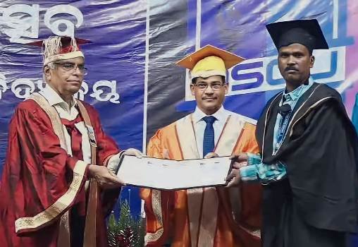 ଲୋକ ପ୍ରଶାସନ ବିଷୟ ରେ ସ୍ଵର୍ଣ୍ଣ ପଦକ ପାଇଲେ ପ୍ରଧାନ ଶିକ୍ଷକ