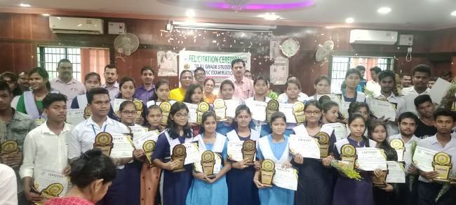 ୪୪ ଜଣ କୃତୀ ଛାତ୍ର ଛାତ୍ରୀ ଙ୍କୁ ବିଧାୟକ ସମ୍ବର୍ଦ୍ଧିତ କଲେ