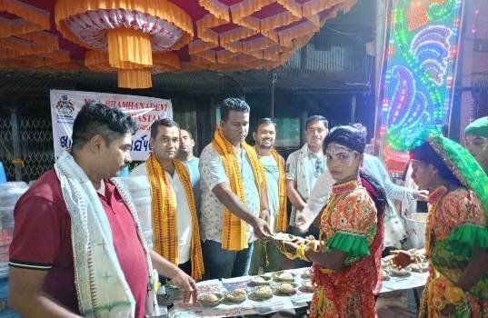 ବେଲଗୁଣ୍ଠା ଅଫିସର୍ସ କ୍ଳବ ତରଫରୁ ପ୍ରସାଦ ବଣ୍ଟନ