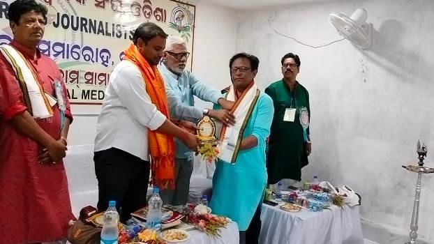 ଶ୍ରମିକ ଦିବସରେ ପେସାଦାର ସାମ୍ବାଦିକ ସଙ୍ଘ ପକ୍ଷରୁ ବରିଷ୍ଠ ସାମ୍ବାଦିକ ସୁନୀଲ ପଟନାୟକ ଙ୍କୁ ସମ୍ବର୍ଦ୍ଧିତ