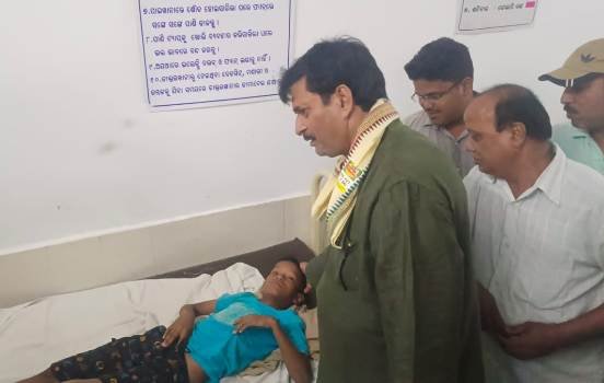 ବଜ୍ରପାତରେ ଆହତ ଙ୍କୁ ବିଧାୟକ ଭେଟିଲେ