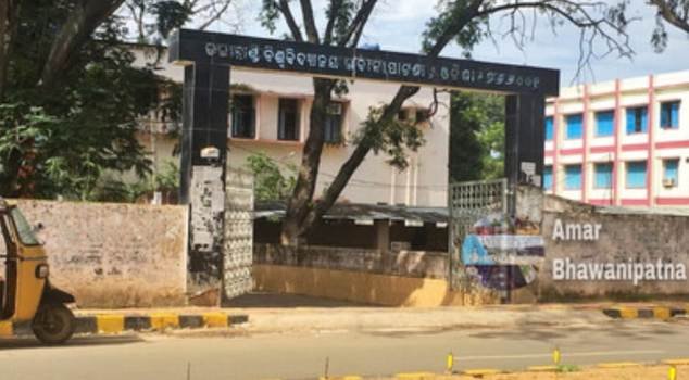 କଳାହାଣ୍ଡି ବିଶ୍ଵବିଦ୍ୟାଳୟ ସହ ୮ ଡିଗ୍ରୀ କଲେଜକୁ କାରଣ ଦର୍ଶାଅ ନୋଟିସ୍ ଜାରି