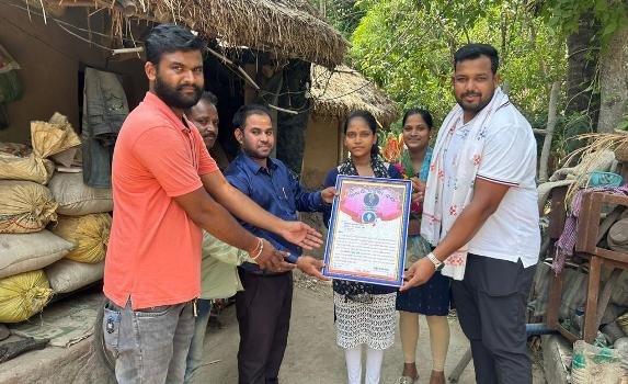 ବ୍ଲକର ମାଟ୍ରିକ ଟପର ଛାତ୍ରୀଙ୍କୁ ସମ୍ବର୍ଦ୍ଧନା