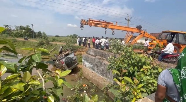 ବୋଲେରୋ ଚୋରୀ କରିନେଉ ଥିବା ବେଳେ ବାଟରେ ଓଲଟିଲା