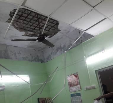 ଶ୍ରମ କାର୍ଯ୍ୟାଳୟ ଛାତରୁ ଖସିଲା ଓଜନିଆ କଂକ୍ରିଟ ଖଣ୍ଡ