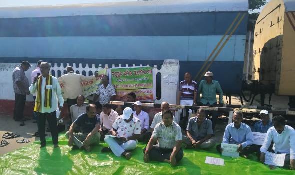 ନରେନ୍ଦ୍ରପୁର ଓ କେ ଟି ଏନ୍ ପୁର ଗ୍ରାମ ର ଵରିଷ୍ଠ ନାଗରିକ ମଞ୍ଚ ତରଫ ରୁ ବିଭିନ୍ନ ଦାବୀ ନେଇ ଜଗନ୍ନାଥ ପୁର ରେଳ ଷ୍ଟେସନ ଧାରଣା