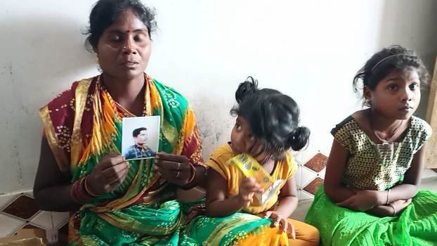 ୨ କନ୍ୟା ସନ୍ତାନ ପରେ ସ୍ତ୍ରୀ ଅଲୋଡା ସମାଜସେବୀଙ୍କ ସହାୟତାରେ ଘରେ ପଶିଲେ