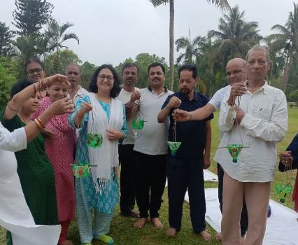 ଜନ୍ମଦିନରେ ତୃଷାର୍ତ୍ତ ପକ୍ଷୀଙ୍କ ଲାଗି ଗଛରେ ବାନ୍ଧିଲେ ପାଣିପାତ୍ର