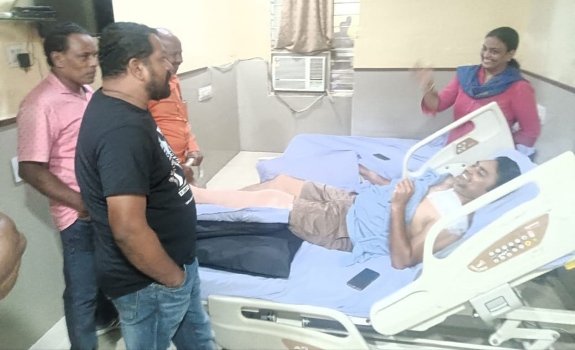 ଆହତ କ୍ରିକେଟ ଖେଳାଳୀଙ୍କୁ ଭେଟିଲେ ସରପଞ୍ଚ