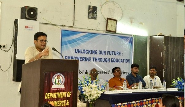 କେନ୍ଦ୍ରାପଡା ସ୍ୱୟଂ ଶାସିତ ମହାବିଦ୍ୟାଳୟରେ ଓପାକ୍ ପକ୍ଷରୁ ପୁସ୍ତକ ବଣ୍ଟନ କ୍ୟାରିଅର ଗାଇଡାନ୍ସ କାର୍ଯ୍ୟକ୍ରମ